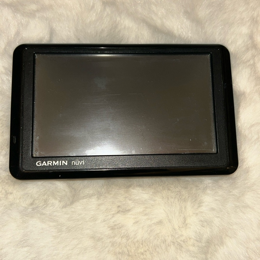 Garmin Nüvi 1390  —  All Accessories Included!